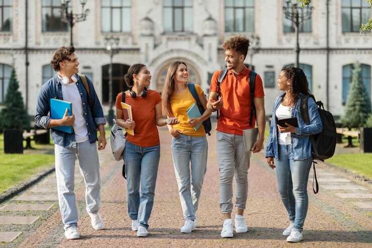 Grupo de alunos andando na entrada da faculdade