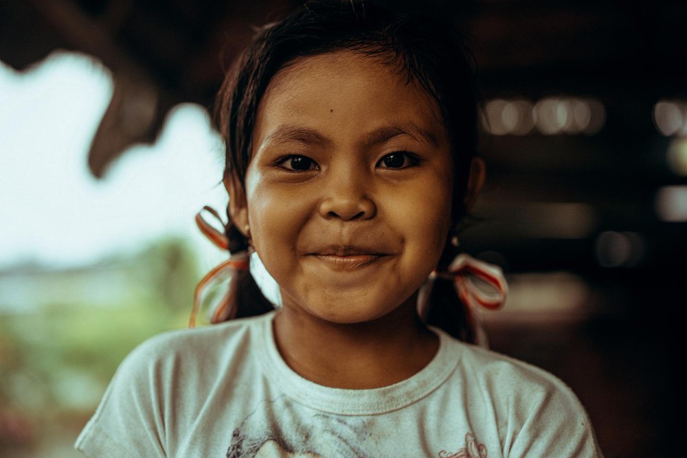 Criança indigena sorrindo 