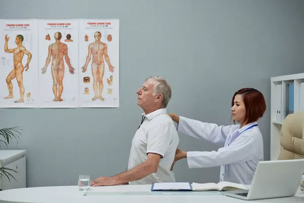A imagem contém um paciente idoso fazendo tratamento de coluna. A Fisioterapia Geriátrica também ajuda nesse processo.